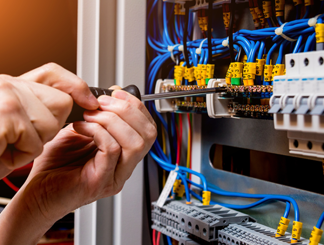 Installation-et-rénovation-electrique-main-ot-electricite-france-paris